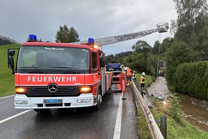 Personenwagen landet im Rotbach in Gais AR Personenwagen landet im Rotbach in Gais AR