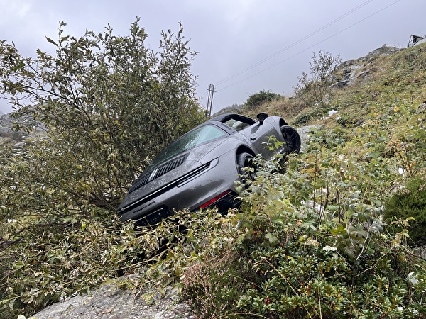 Verkehrsunfall am Gotthardpass: Fahrzeug rutscht Abhang hinunter Verkehrsunfall am Gotthardpass: Fahrzeug rutscht Abhang hinunter