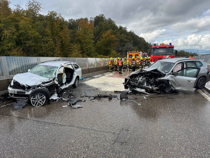 Schwere Kollision auf der Lorzentobelbrücke in Zug: Zwei Verletzte Schwere Kollision auf der Lorzentobelbrücke in Zug: Zwei Verletzte