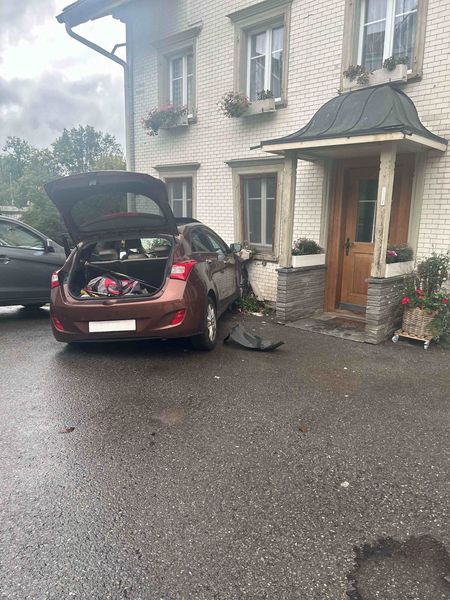 Autolenker fährt in Hausfassade in Urnäsch AR: Hoher Sachschaden Autolenker fährt in Hausfassade in Urnäsch AR: Hoher Sachschaden