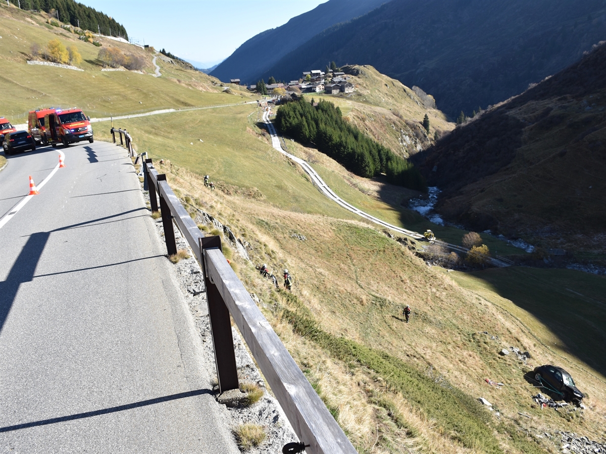 Oberalppass GR: Auto stürzt 30 Meter ab, Lenker schwer verletzt Oberalppass GR: Auto stürzt 30 Meter ab, Lenker schwer verletzt